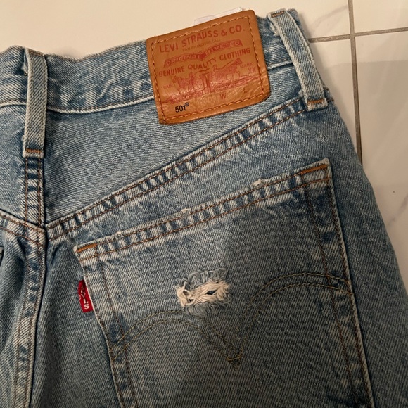 Levi’s distressed shorts - Picture 7 of 7